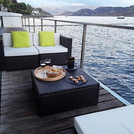 Waterside Villa ไทห์นาบรูซ ภายนอก รูปภาพ